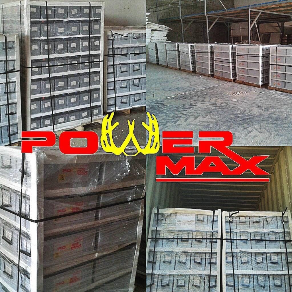 شحنة بطاريات Power Max على منصات خشبية داخل الحاوية والمستودع